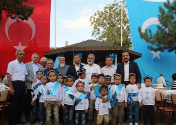 Memduh Büyükkılıç’tan Doğu Türkistanlı çocuklara moral