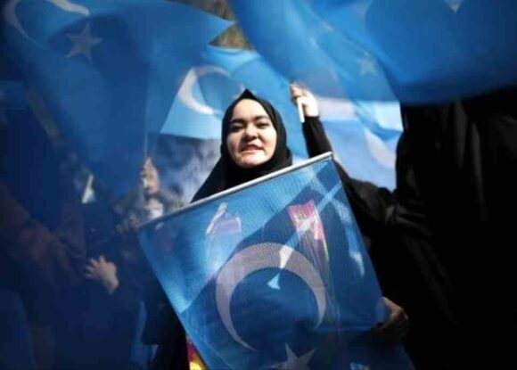 Kaybedilen Uygurların Aileleri Korku İçinde Sevdiklerini Arıyor