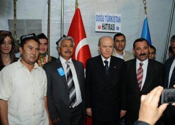 Devlet Bahçeli Dogu Türkistan Çadirinda