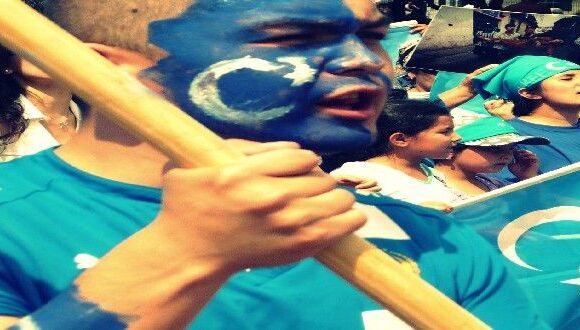 Japonyadaki Çin elçiliği önünde protesto