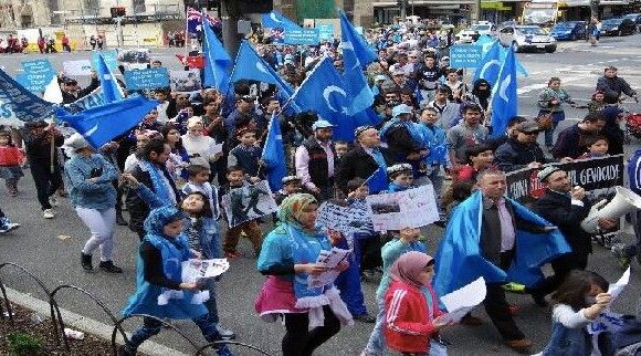 DUK Başkan yardımcısı Seyit Tümtürk ABD de RFA stüdyosunda canlı yayında 5 Temmuz 2009 Katliamını anlattı