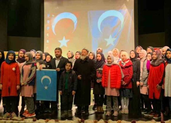 Gani Bekin, öğrencilere Doğu Türkistan’ı anlattı