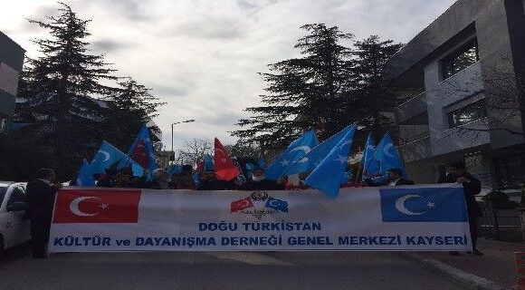 5 ŞUBAT GULCA KATLİAMINI ÇİN BÜYÜLELÇİLİĞİ ÖNÜNDE PROTESTO ETTİK