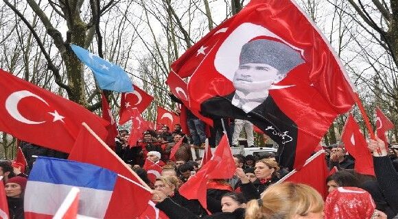 GÖKBAYRAK FRANSA’DA TÜRKİYE’YE DESTEK MİTİNGİNDE