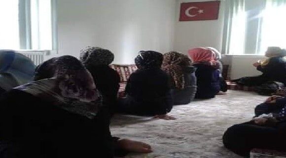 DOĞU TÜRKİSTANLI HANIMLAR BARIN KATLİAMINI UNUTMADILAR