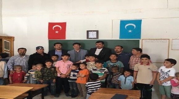 SİNAN OGAN DOĞU TÜRKİSTAN’LILARA KUCAKLAŞTI