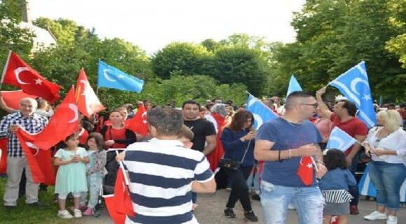 İSVEÇ’TE DARBE GİRİŞİMİ PROTESTOSUNDA GÖKBAYRAK YERİNİ ALDI