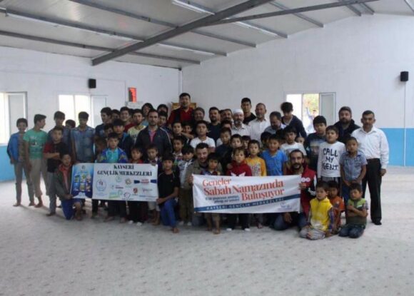 GENÇLER SABAH NAMAZINDA BU KEZ DOĞU TÜRKİSTAN’DA BULUŞTU