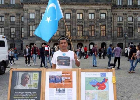 Amsterdam Dam Meydanında Dalgalanan Gök Bayrak