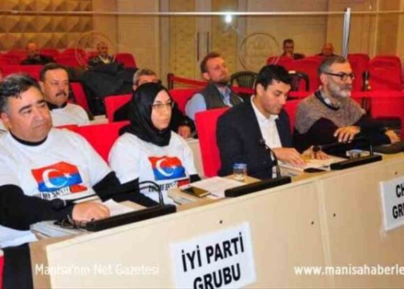 Manisa’da Belediye Meclis üyelerinden Çin zulmüne tişörtlü tepki