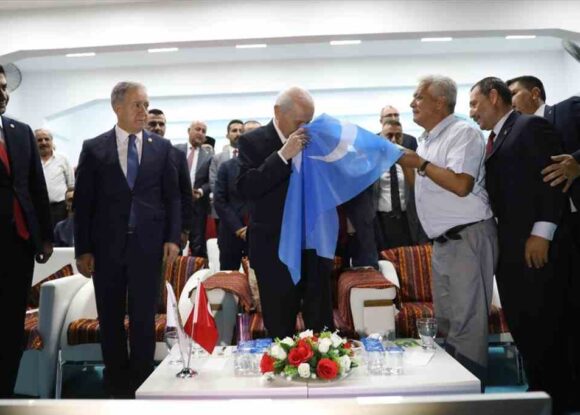 SAYIN DEVLET BAHÇELİ’YE GÖKBAYRAK TAKDİM EDİLDİ