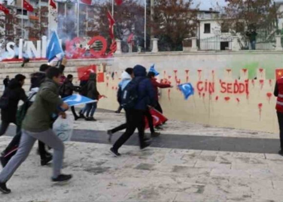 ZULME DİKKAT ÇEKMEK İÇİN ÇİN SEDDİNİ YIKTILAR