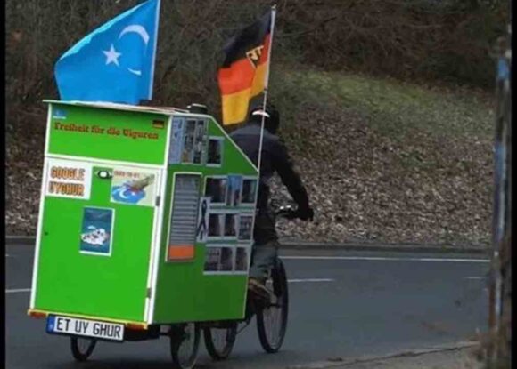 Çin’in Uygur zulmünü duyurmak için Almanya’da şehir şehir dolaşıyor