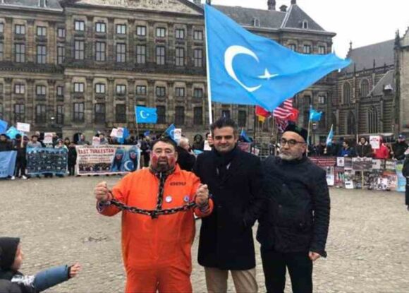 Hollanda’da Çin’in Uygur Türklerine yönelik insan hakları ihlalleri ile Gulca katliamı protesto edildi