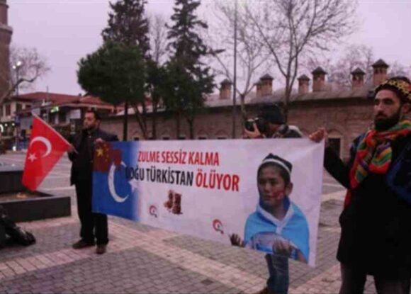 Bu kez Uygur Türkü öğrenciler protesto etti