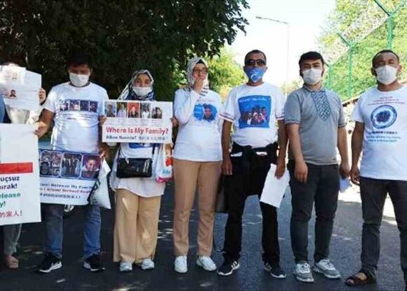 Ailelerini arayan Uygur Türkleri İstanbul’daki Çin Konsolosluğu’ndan geri çevrildi