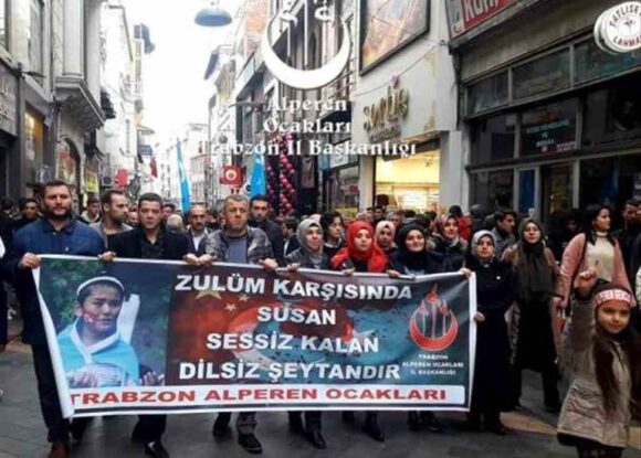 Trabzon Alperen Ocakları teşkilatından “Doğu Türkistan Kan Ağlıyor” yürüyüşü gerçekleştirdi”
