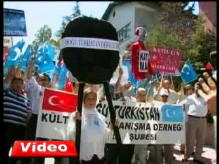 PEKİN’DE AÇILIŞ ANKARA’DA PROTESTO