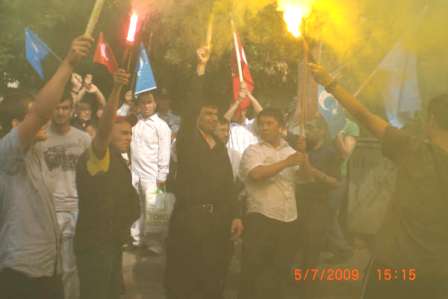 ÇİN’İN İSTANBUL KONSOLOSLUK ÖNÜNDE PROTESTO